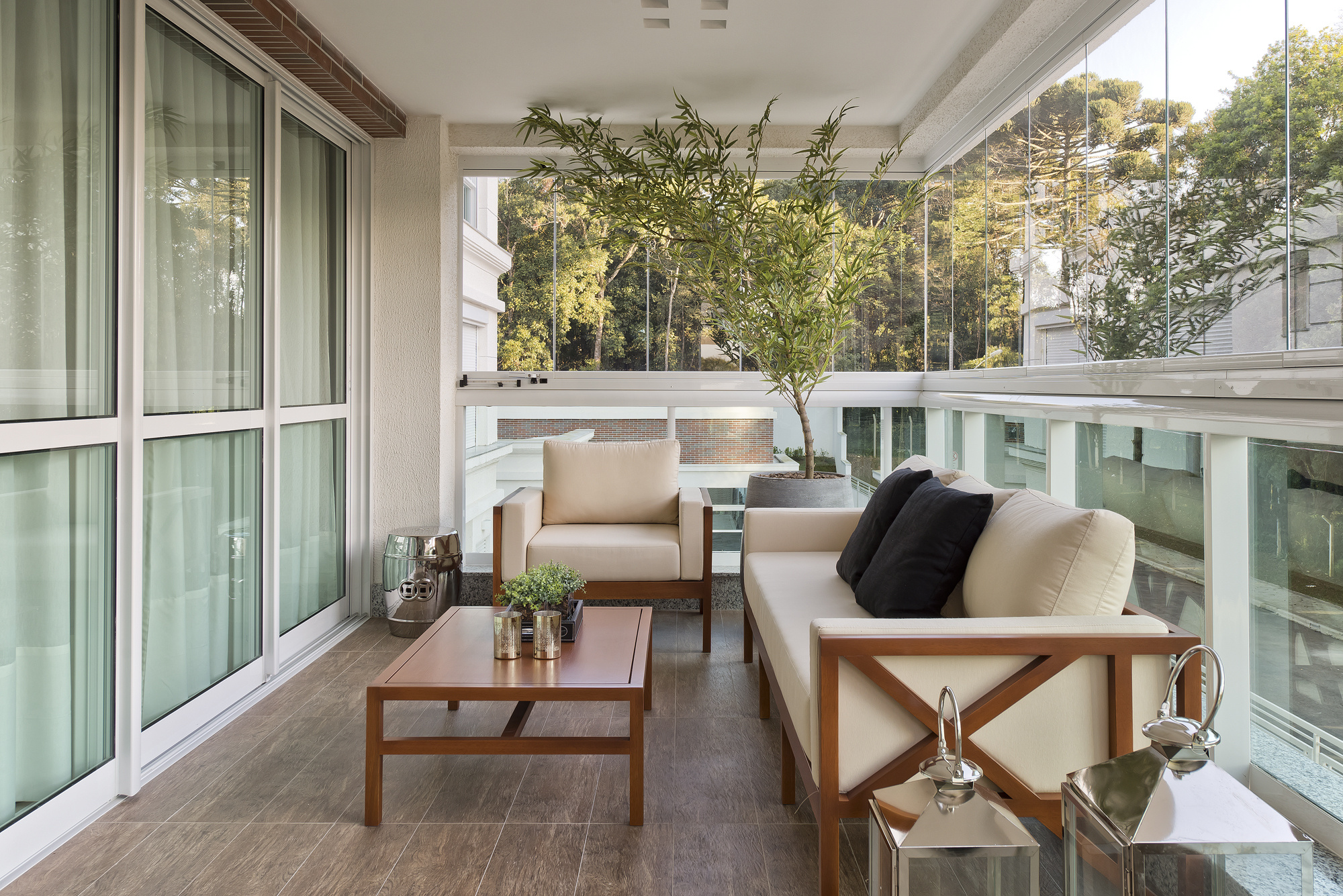Varanda residencial cercada por vidro